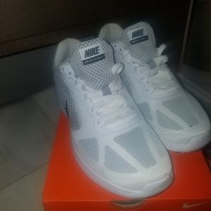 Nike Revolution 3 sneakers